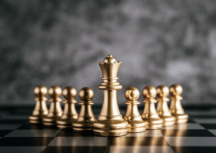 Free photo gold chess on chess board game for business metaphor leadership concept